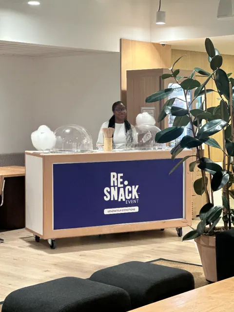 Stand barbe à papa sans sucre installé dans les bureaux de Qonto à Paris