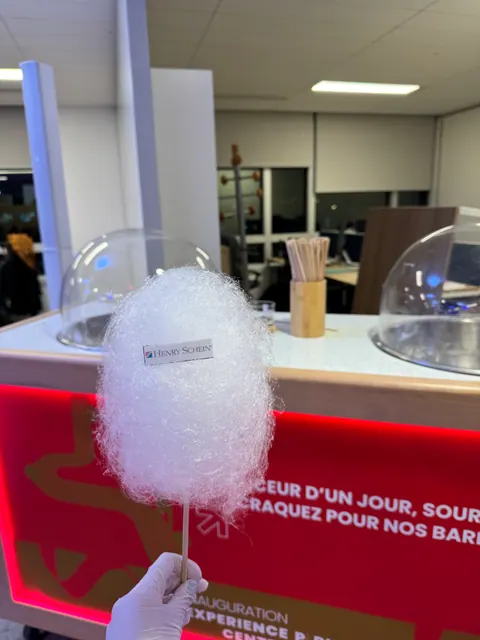 Animation barbe à papa sans sucre pour l'inauguration des bureaux Henry Schein à Paris