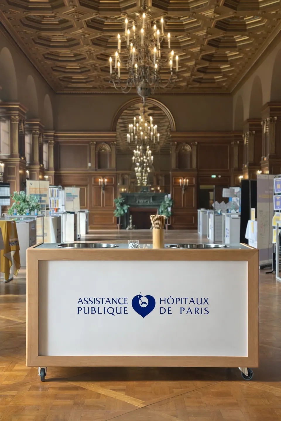 Le même comptoir habillé au logo AP-HP, salon de recrutement