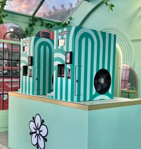 Glace italienne servie depuis une machine brandée