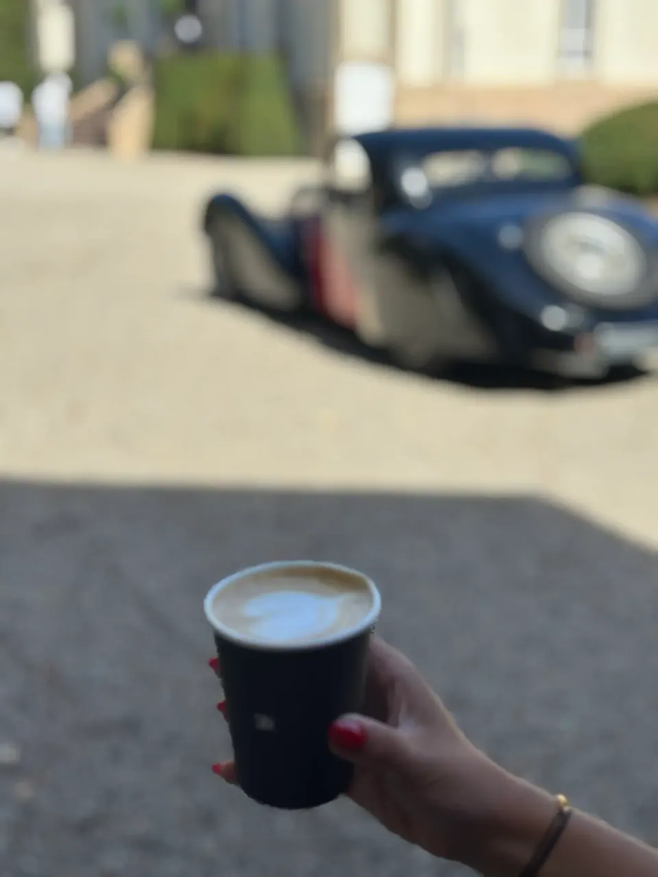 Latte art dans un gobelet brandé Bugatti