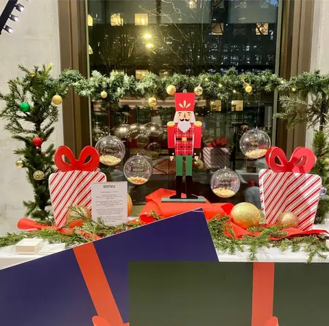 Buffet de Noël Snapchat avec boules de popcorn suspendues
