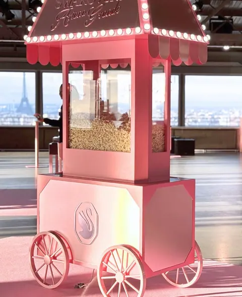 Chariot popcorn rose brandé Swarovski, devant la tour Eiffel