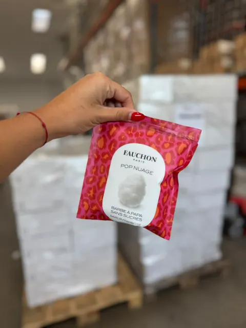 Sachet Fauchon Pop Nuage, barbe à papa sans sucre saveur framboise, produit en marque blanche dans l'atelier RE.SNACK
