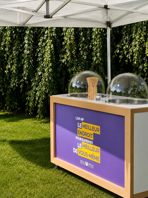 Stand barbe à papa sans sucre brandé AP-HP dans un salon de réception historique
