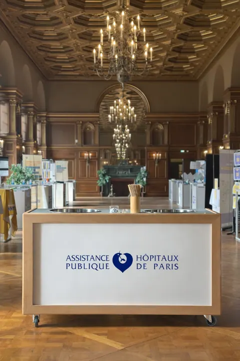 Stand barbe à papa sans sucre brandé AP-HP dans un salon de réception historique