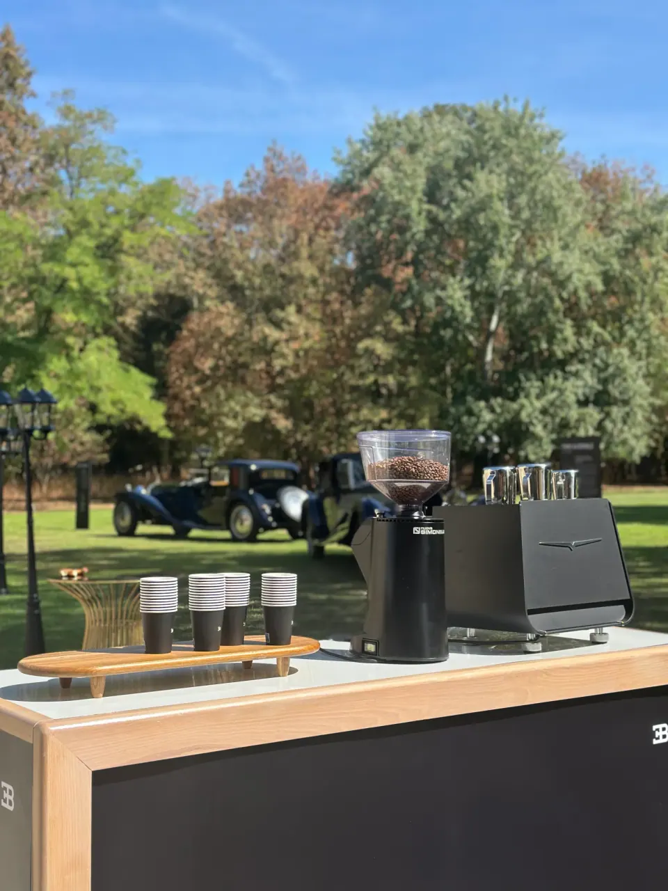 Stand café brandé Bugatti au château de Molsheim, baristas au service