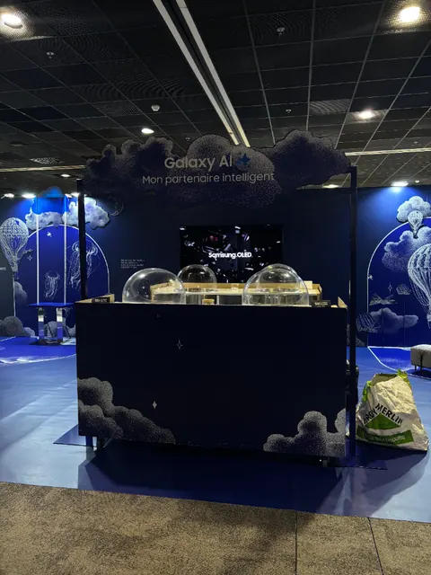 Stands barbe à papa brandés Samsung avec QR code jeu concours