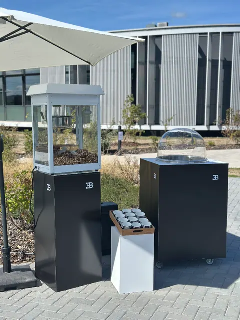 Stands popcorn et barbe à papa sur colonnes noires brandées Bugatti, à Molsheim